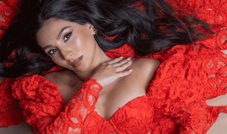 Türk şarkıcı Neshe, İspanyolca ve İngilizce söylediği şarkısıyla kasıp kavuruyor