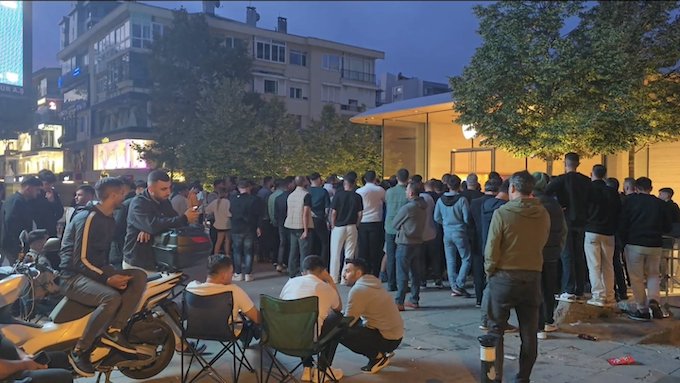 iPhone 16 İçin Geceden Sıraya Girdiler: Türkiye’de iPhone 16 Fiyatı 65 Bin TL, iPhone 16 Pro 83 Bin TL, Pro Max 100 Bin TL