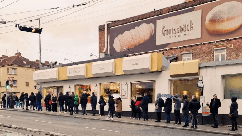 Viyanalılar “Dubai Versiyonu” Pistaziyeli Krapfen İçin Sıraya Girdi