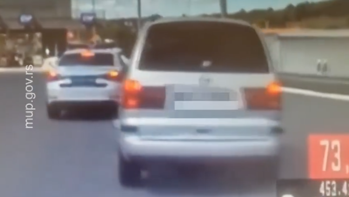 Sırbistan Belgrad otoyolunda film gibi kovalamaca: Göçmen kaçakçısı ‘dur’ ihtarına uymadı, polis zor kullandı