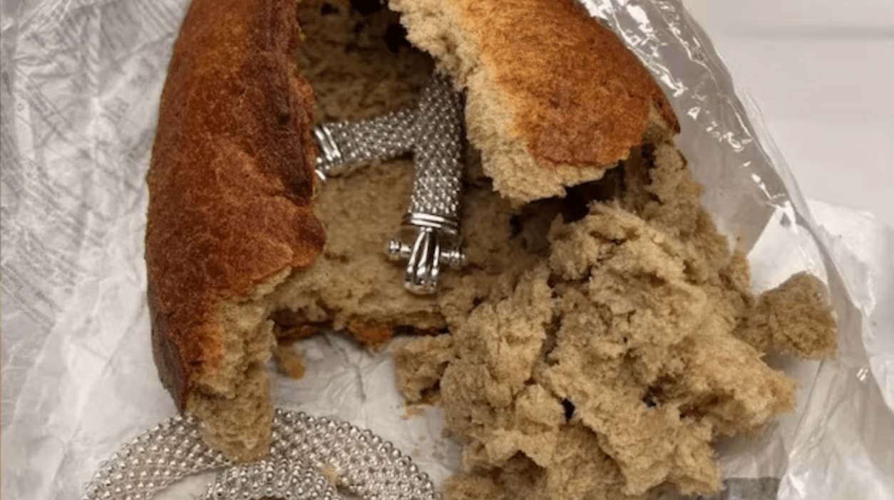 Gümrükte Yakalandı: Çalınan Takılar Ekmek İçine Gizlenmiş